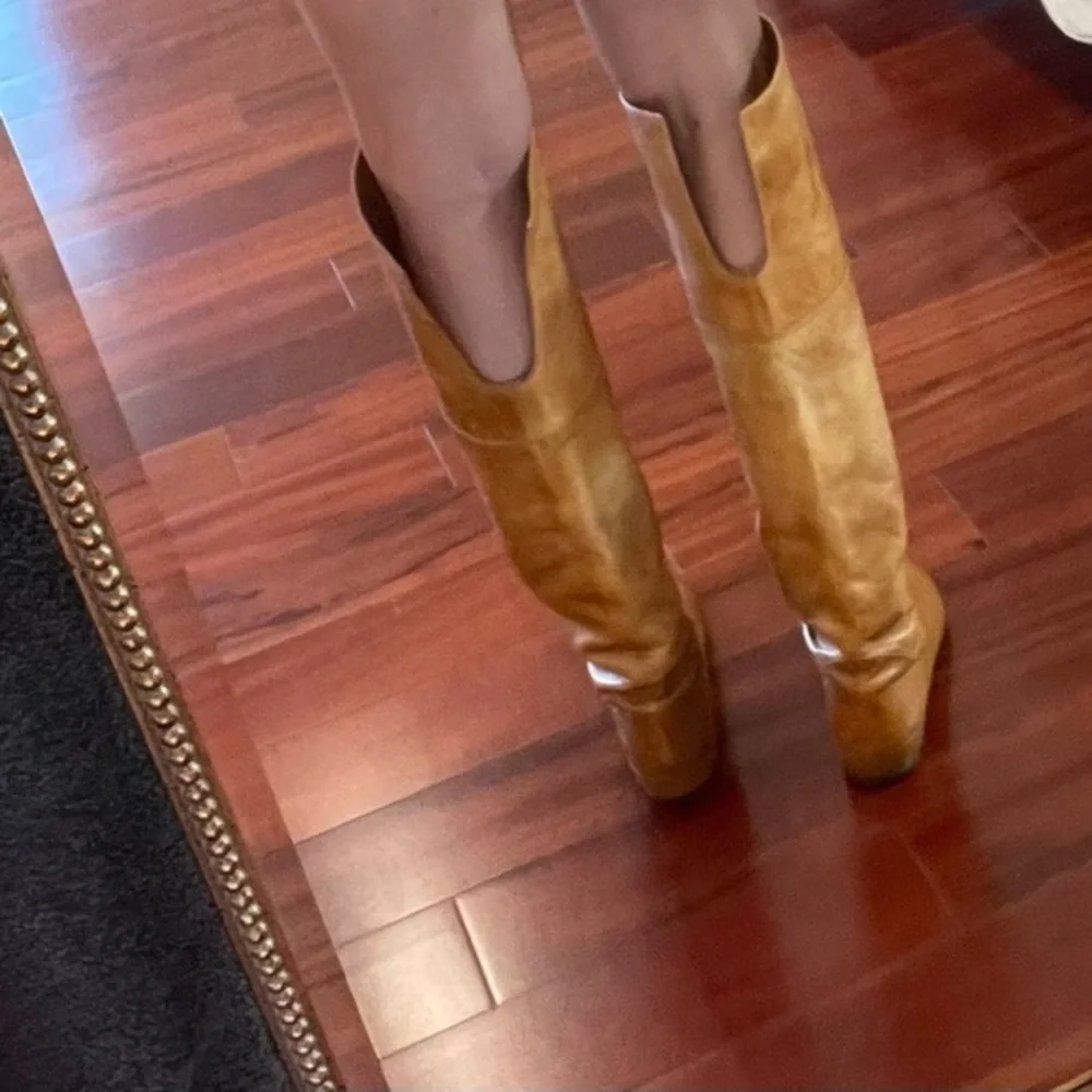 VIBRAM BOHO FESTIVAL DISTRESSED  LEATHER KNEE HIGH FLAT BOOTS TAN